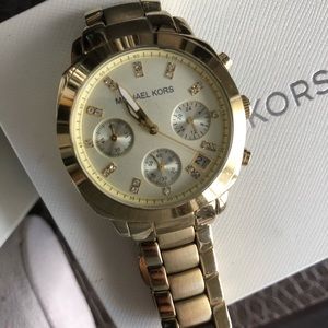 Can’t locate this piece. Removed from closetGold color Michael Kors watch.Used.